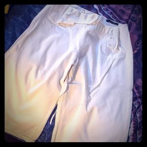 White capris lower the knee higher than ankle